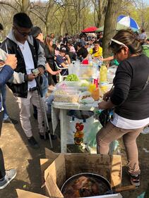 Gli abusivi al Parco Lambro ora fanno servizio al tavolo 3