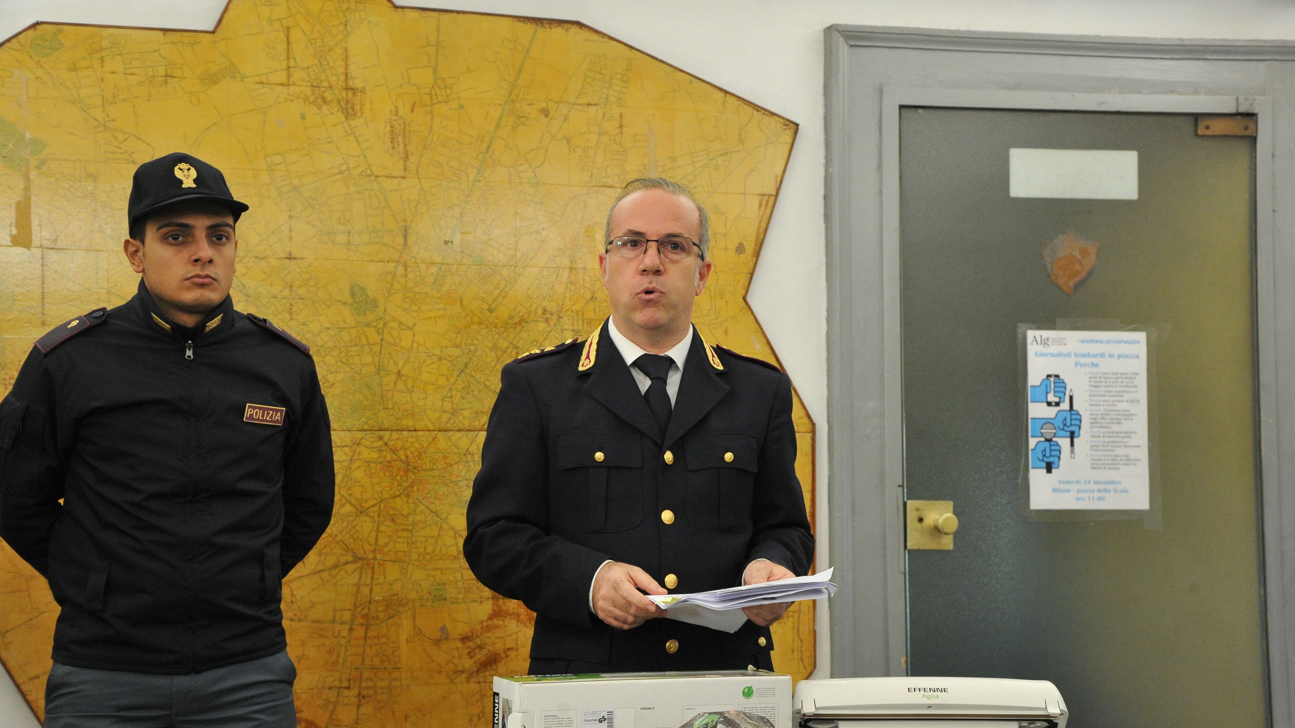 Pusher in manette aggrediscono agenti