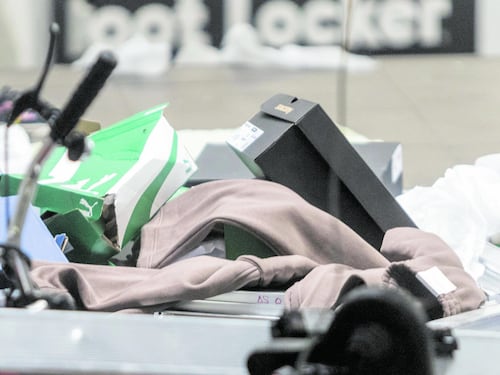 La mappa del saccheggio: telefonini, scarpe e pensiline distrutte
