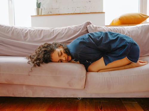 Sonno: perché spesso è più facile dormire sul divano che a letto