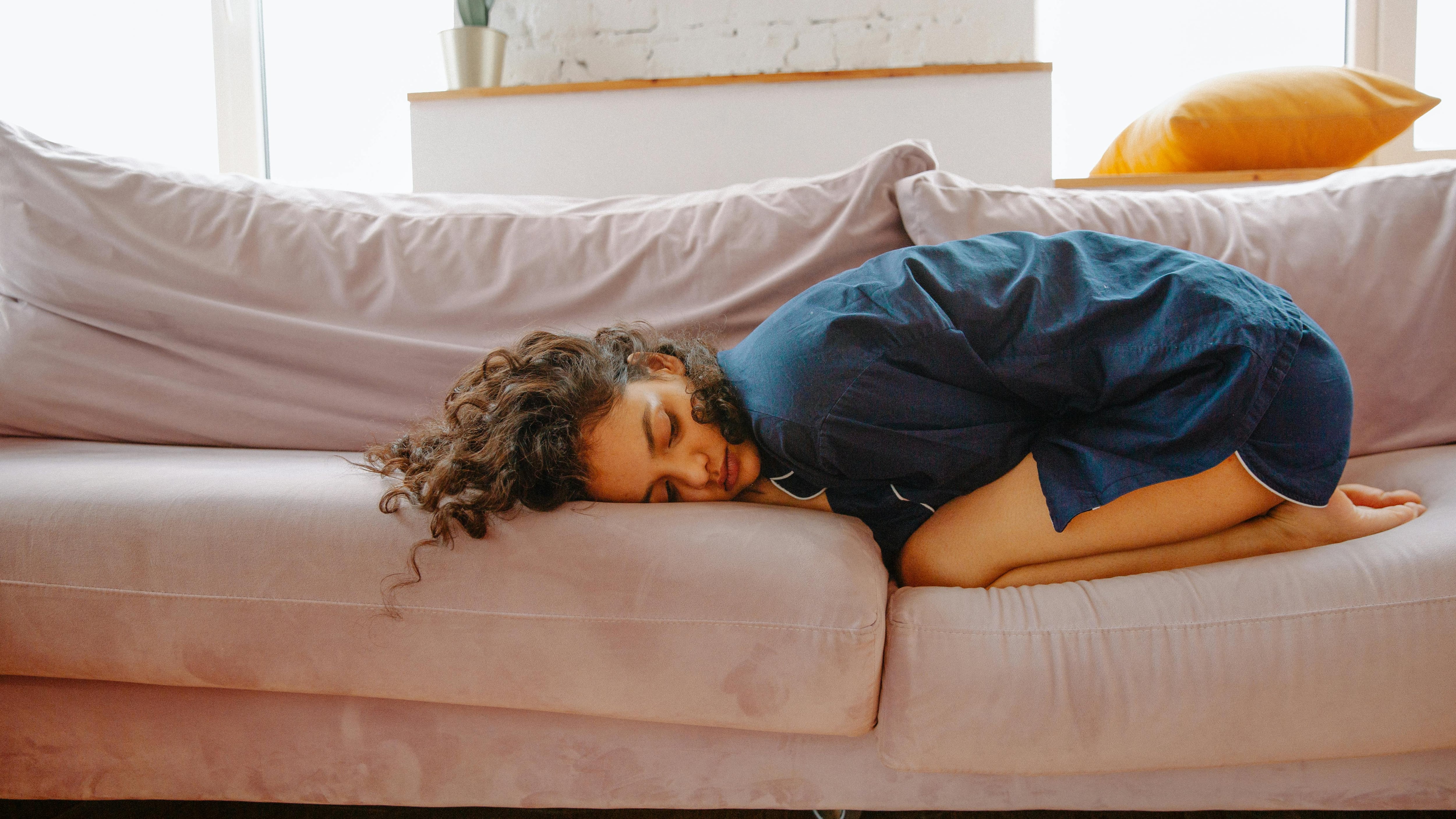 Sonno: perché spesso è più facile dormire sul divano che a letto