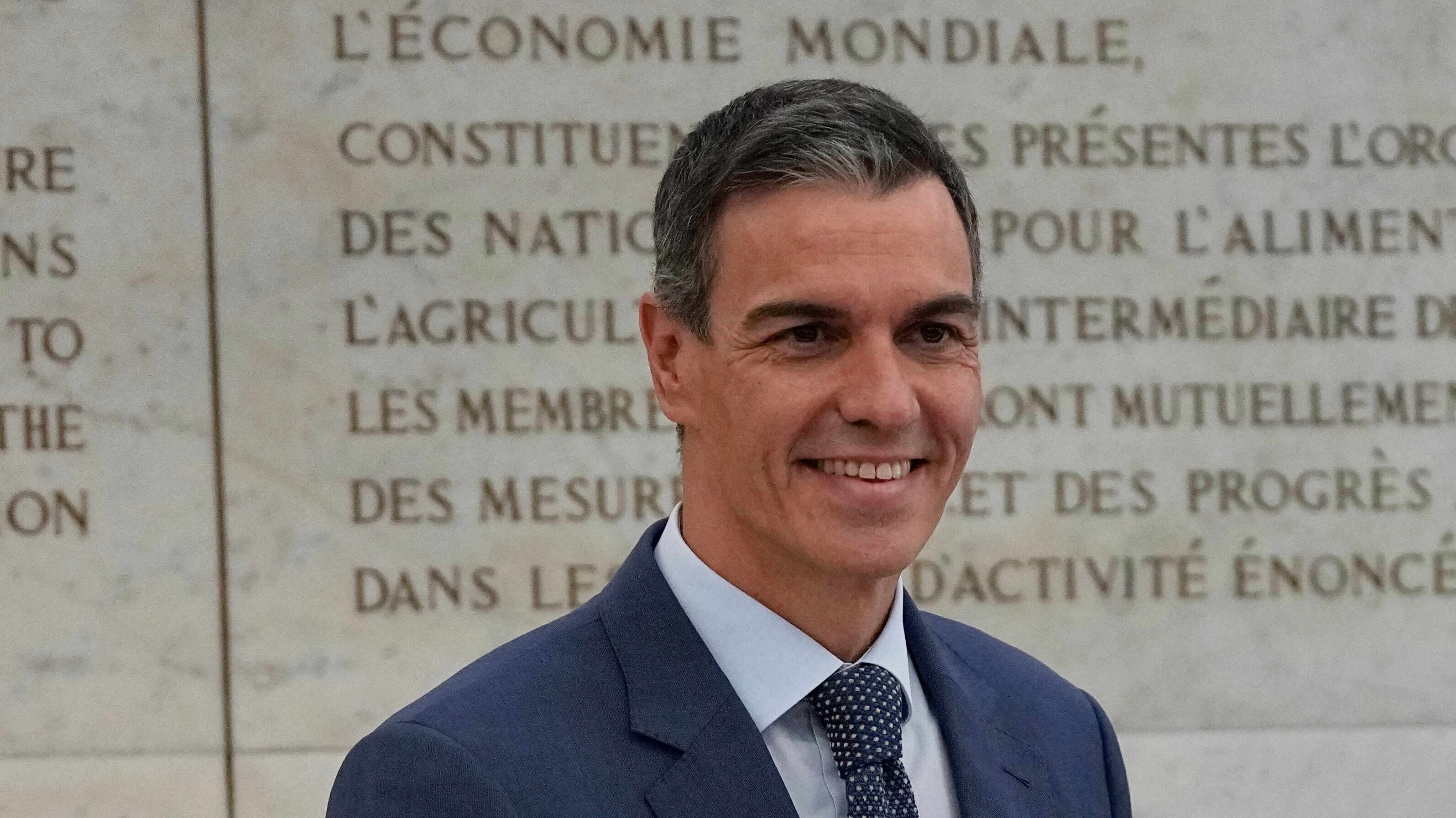 Sanchez travolto dagli scandali ma non molla. Il leader di Vox Abascal attacca: "Prepara una frode elettorale"