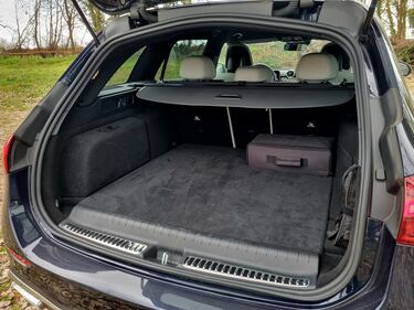 Mercedes Classe C 300e: le foto del plug-in della Stella 25