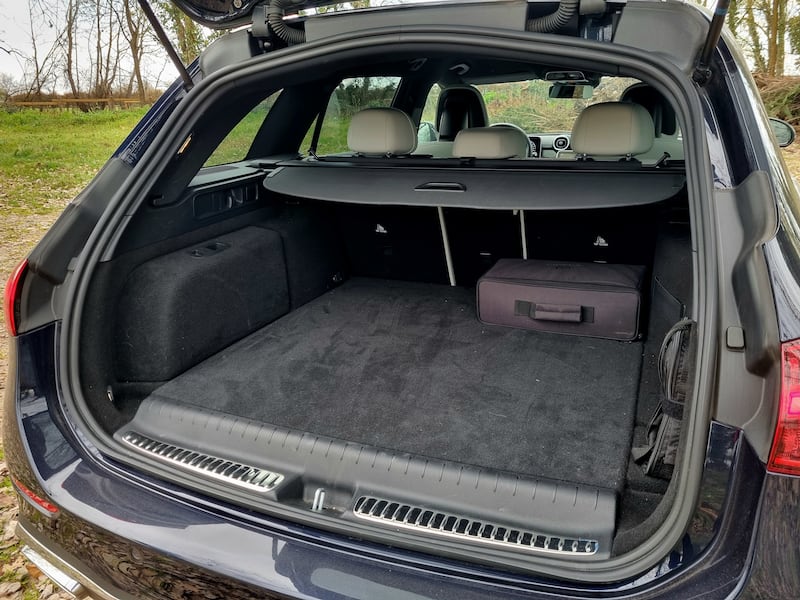 Mercedes Classe C 300e: le foto del plug-in della Stella 25