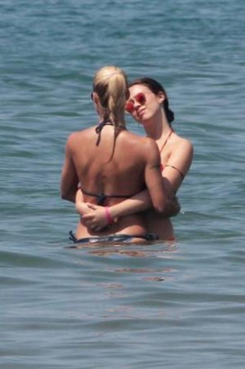 Michelle Hunziker e Aurora Ramazzotti, belle al mare 5