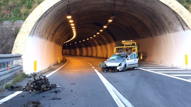 Senza patente e drogato si schianta in autostrada: "Guidava un senegalese"