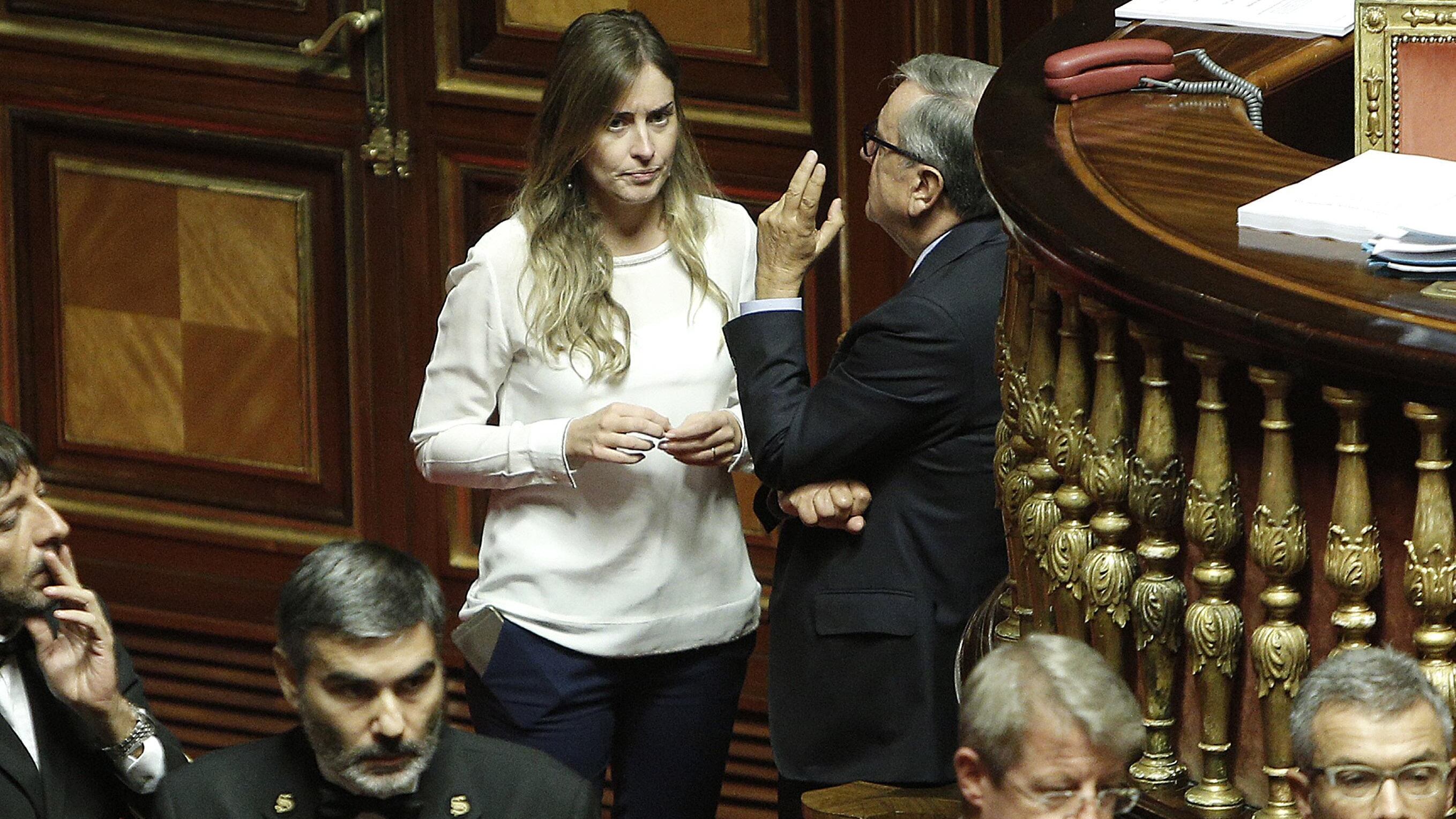 M5s: "Siete tutti massoni". E la Boschi: "Massone lo dici a tua sorella"