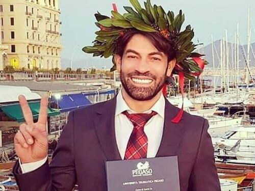 Uomini e Donne, Gianni Sperti si laurea a 44 anni
