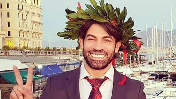 Uomini e Donne, Gianni Sperti si laurea a 44 anni