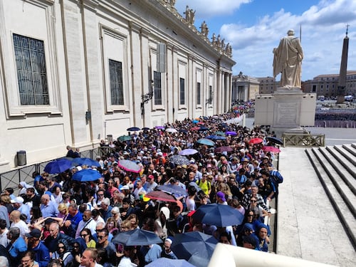Lunghe file per papa Francesco: "Un vero esempio per tutti"