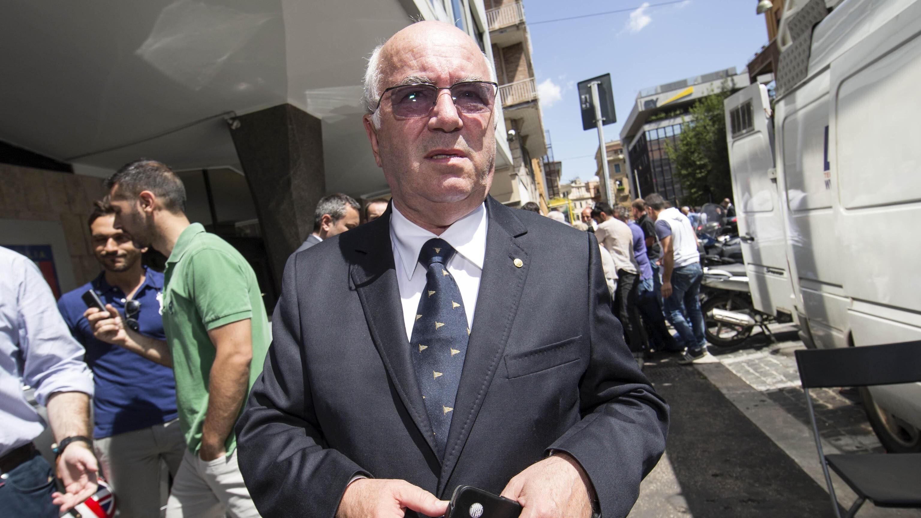 Tavecchio è sotto assedio: pure la Fifa e l'Ue all'attacco