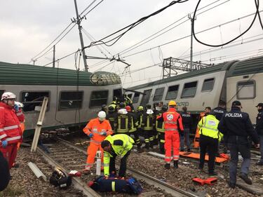 Pioltello, l'estrazione dei feriti dal treno 3