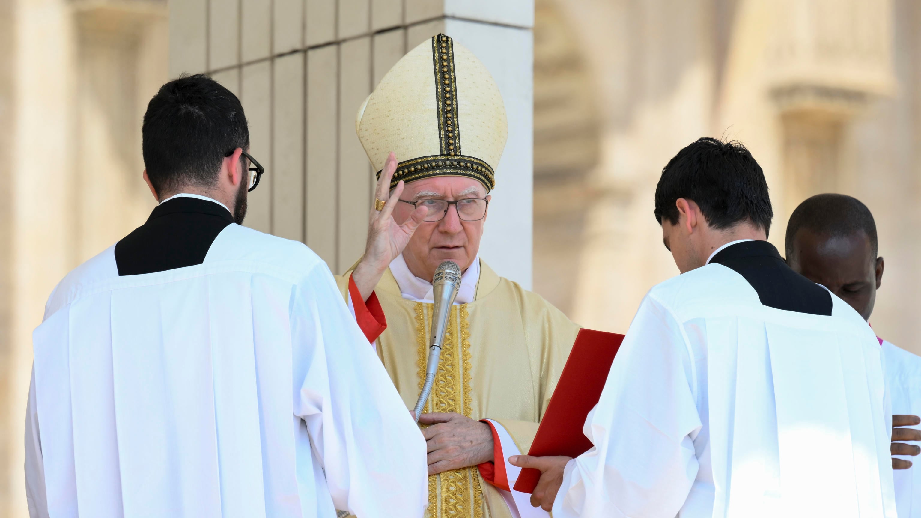 Il favorito Parolin deve "resistere" alle prime conte. Prevost in crescita