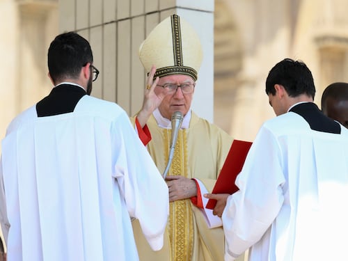 Il favorito Parolin deve "resistere" alle prime conte. Prevost in crescita