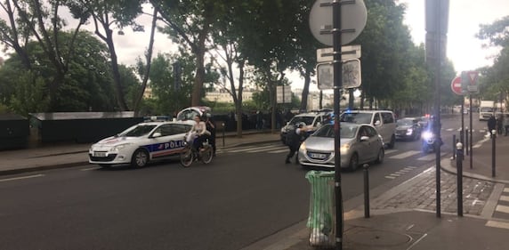 Parigi, aggredito un poliziotto a Notre Dame 3