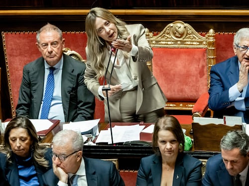 Meloni avverte l’Ue: “La decarbonizzazione non può essere deindustrializzazione”. Poi la frecciata a Trump: “L’accordo sul gasolio con Putin è rischioso”