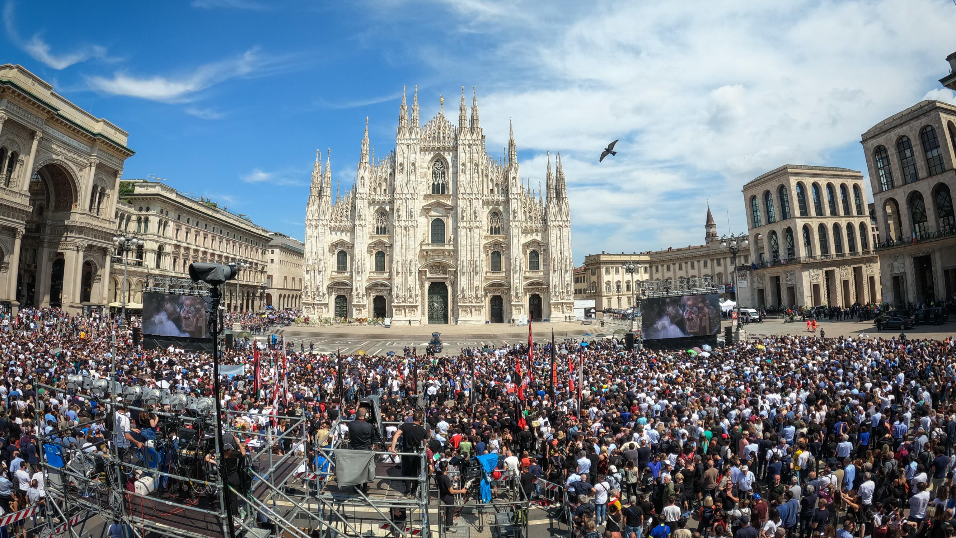 "Evento senza precedenti", "Fine di un'era": i funerali di Berlusconi sui media stranieri