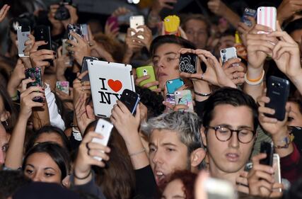 Cara Delevingne e Kate Moss a Milano, folla in delirio 11