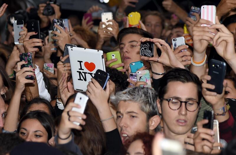 Cara Delevingne e Kate Moss a Milano, folla in delirio 11