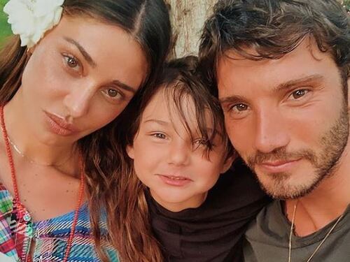 Santiago sempre più simile al papà. De Martino: "È uno showman nato"