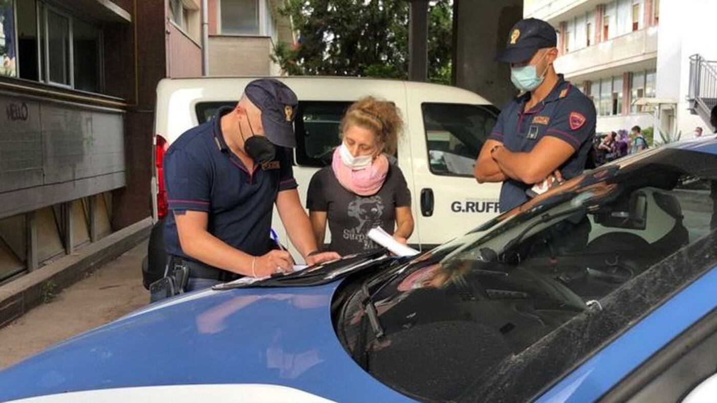 La bidella senza green pass: "Non esco da scuola". E arriva la polizia
