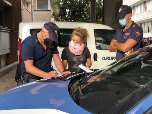 La bidella senza green pass: "Non esco da scuola". E arriva la polizia