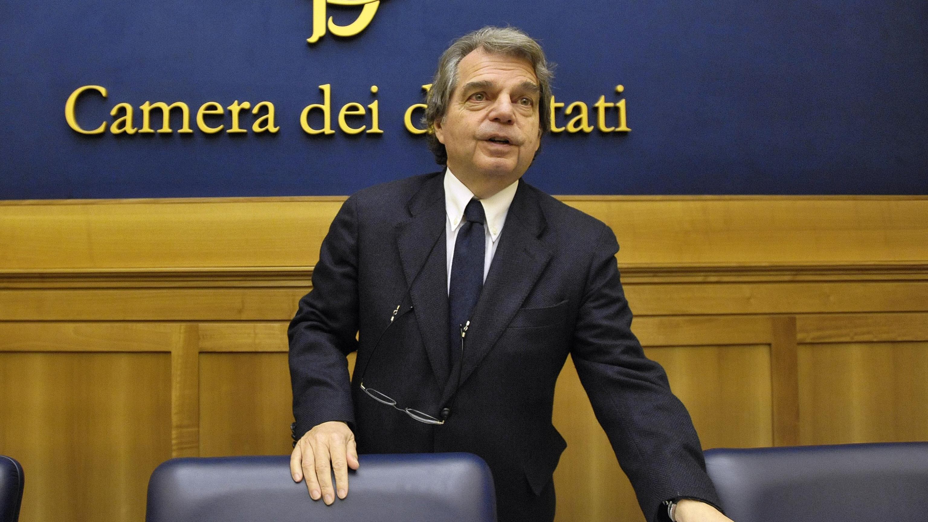 Forza Italia in campo: "È un prelievo forzoso". E continua la rivolta