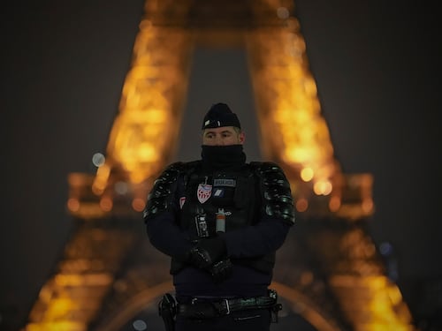 Tenta di accoltellare i passanti in stazione: paura a Parigi
