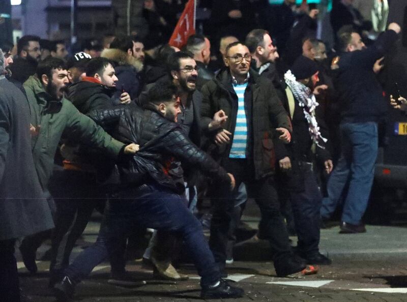 Amsterdam, scontri tra polizia e turchi 10
