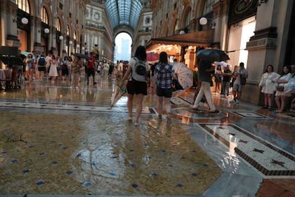Maltempo su Milano, temporale e grandine in città 7