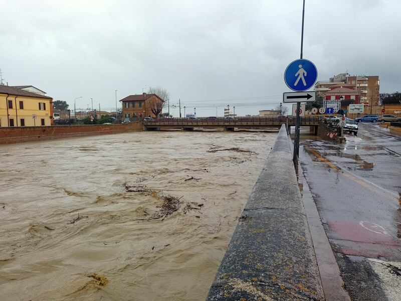 Allarme esondazione a Senigallia, casette Sae sotto la neve: allerta nelle Marche 8