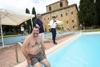 Salvini nuota nella piscina confiscata alla mafia 5