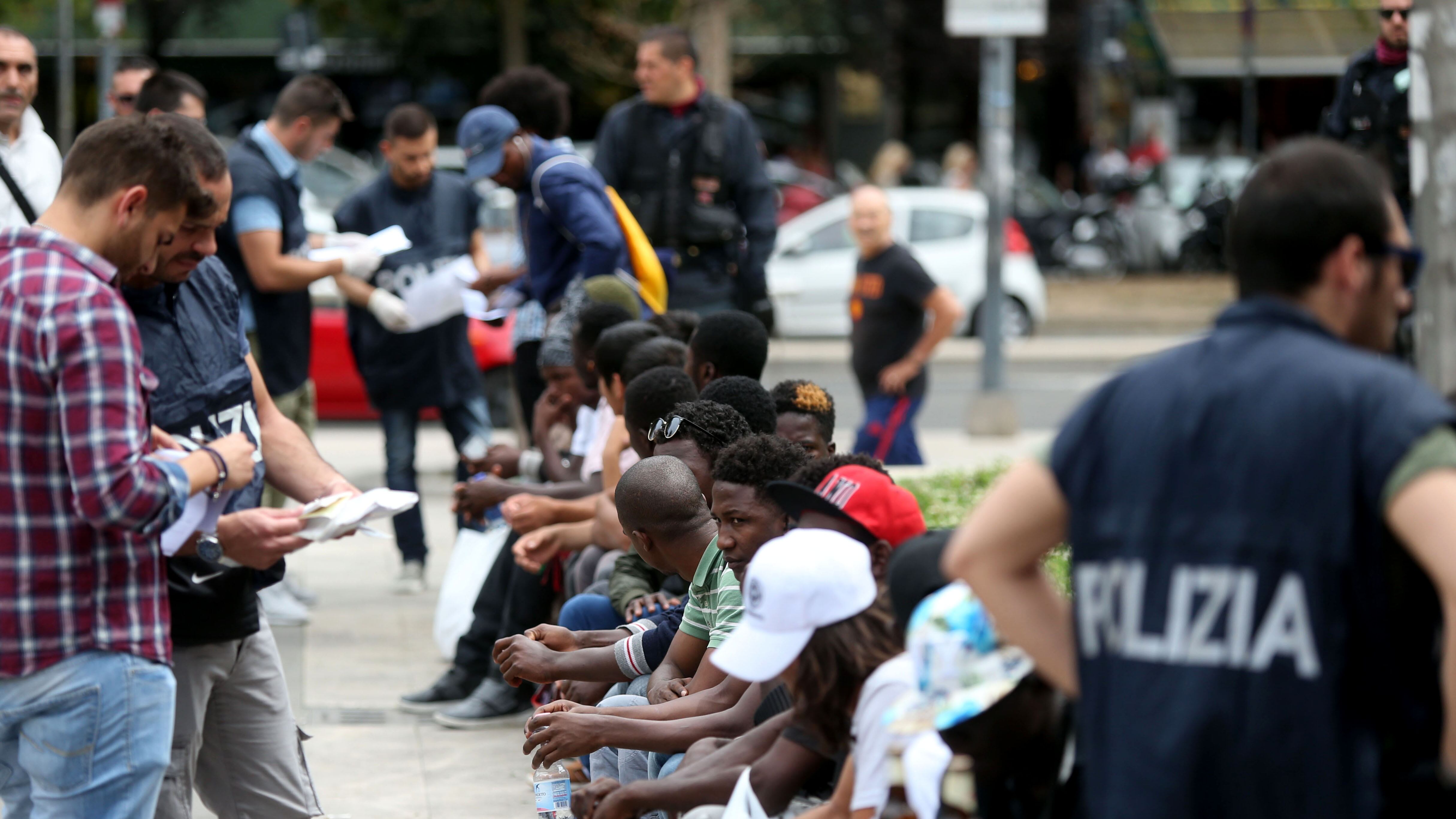 Napoli, 8 migranti minorenni sequestrano chi li ha accolti