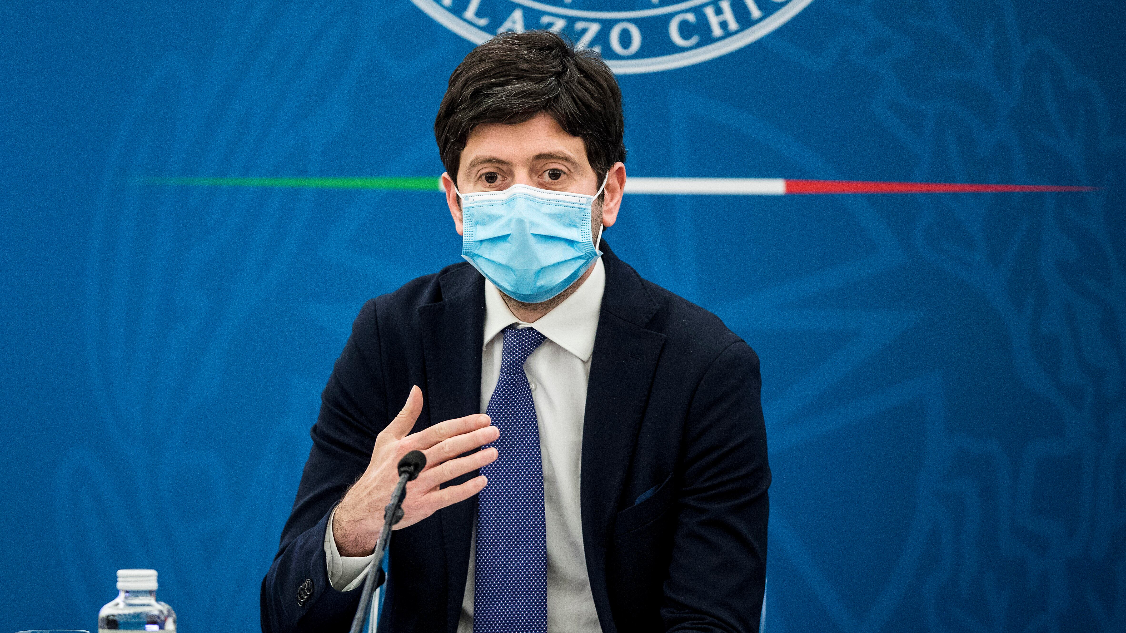 "Vaccini? Finite con i docenti". Così il ministero ha sfavorito gli anziani