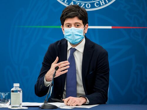 "Vaccini? Finite con i docenti". Così il ministero ha sfavorito gli anziani