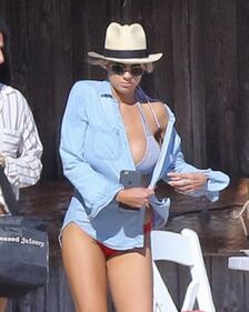 Charlotte McKinney: seno esplosivo in spiaggia 19