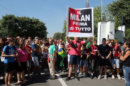 L'arrivo di Kakà a Linate accolto dall'abbraccio dei tifosi 2