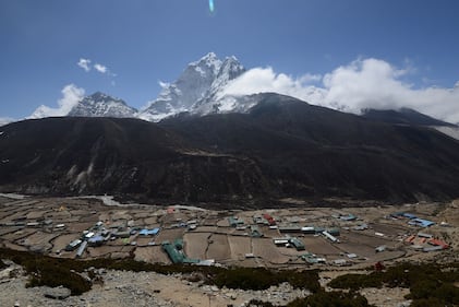L'affollata strada che porta alla cima dell'Everest 17