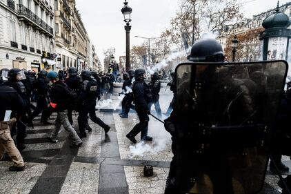 Parigi, scontri fra polizia e gilet gialli vicino l'Arco di Trionfo 9