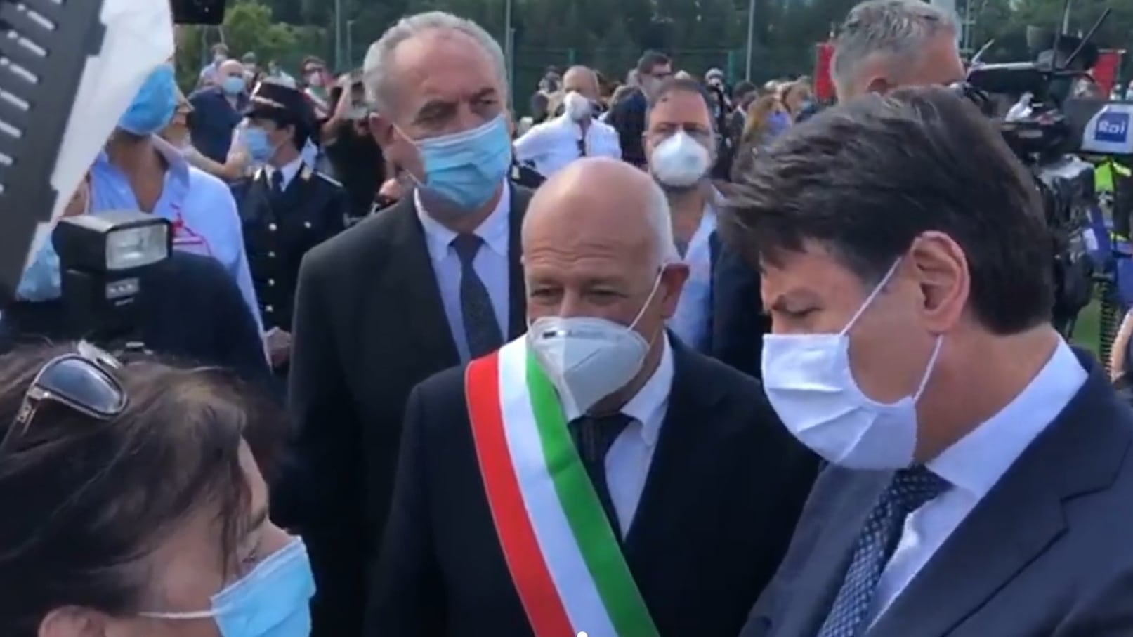 La terremotata affronta Conte. Lui (in imbarazzo) reagisce così