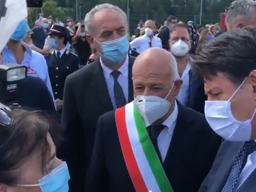 La terremotata affronta Conte. Lui (in imbarazzo) reagisce così