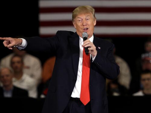 Trump, polemica sull'aborto: punire le donne o i medici?
