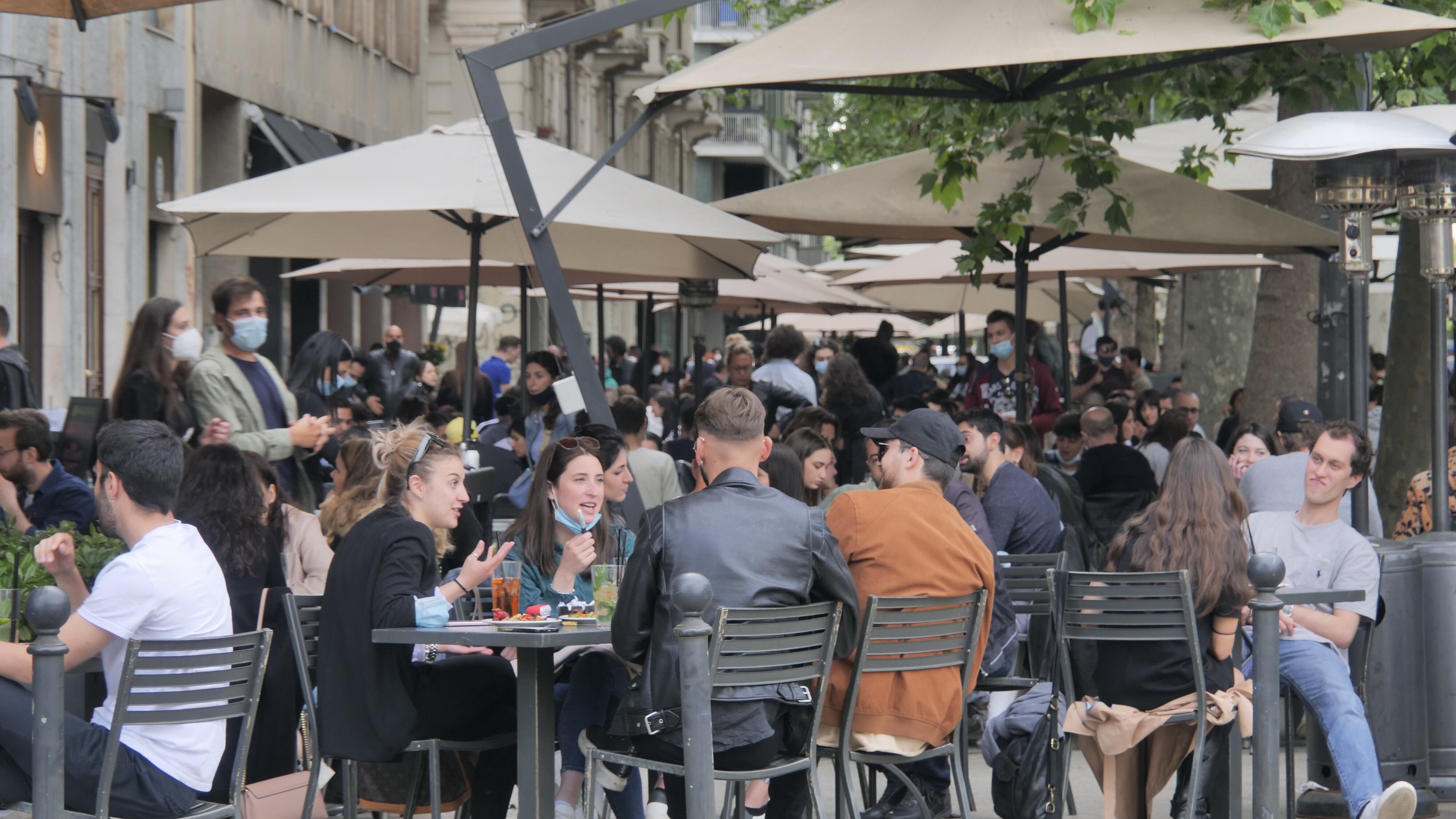 Piscine, bar e ristoranti: tutte le riaperture data per data