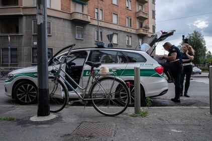 Ciclista investito da una moto a Milano: è gravissimo 1