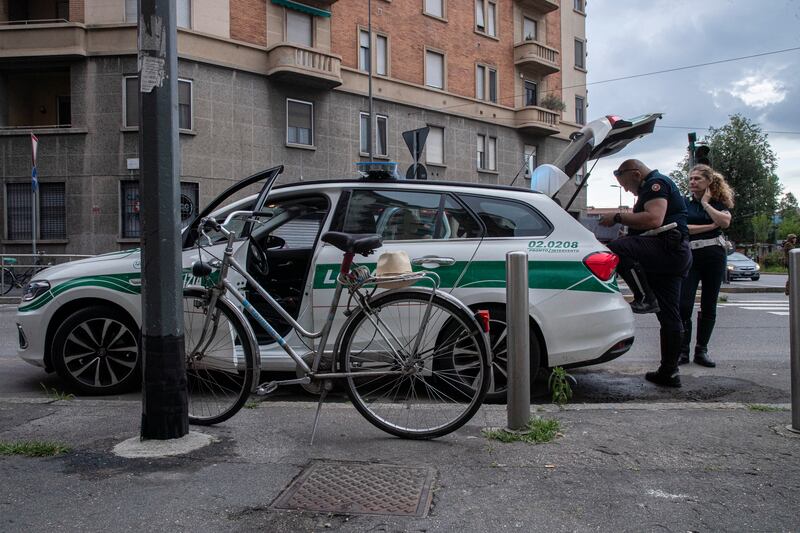Ciclista investito da una moto a Milano: è gravissimo 1