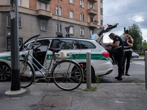 Ciclista investito da una moto a Milano: è gravissimo