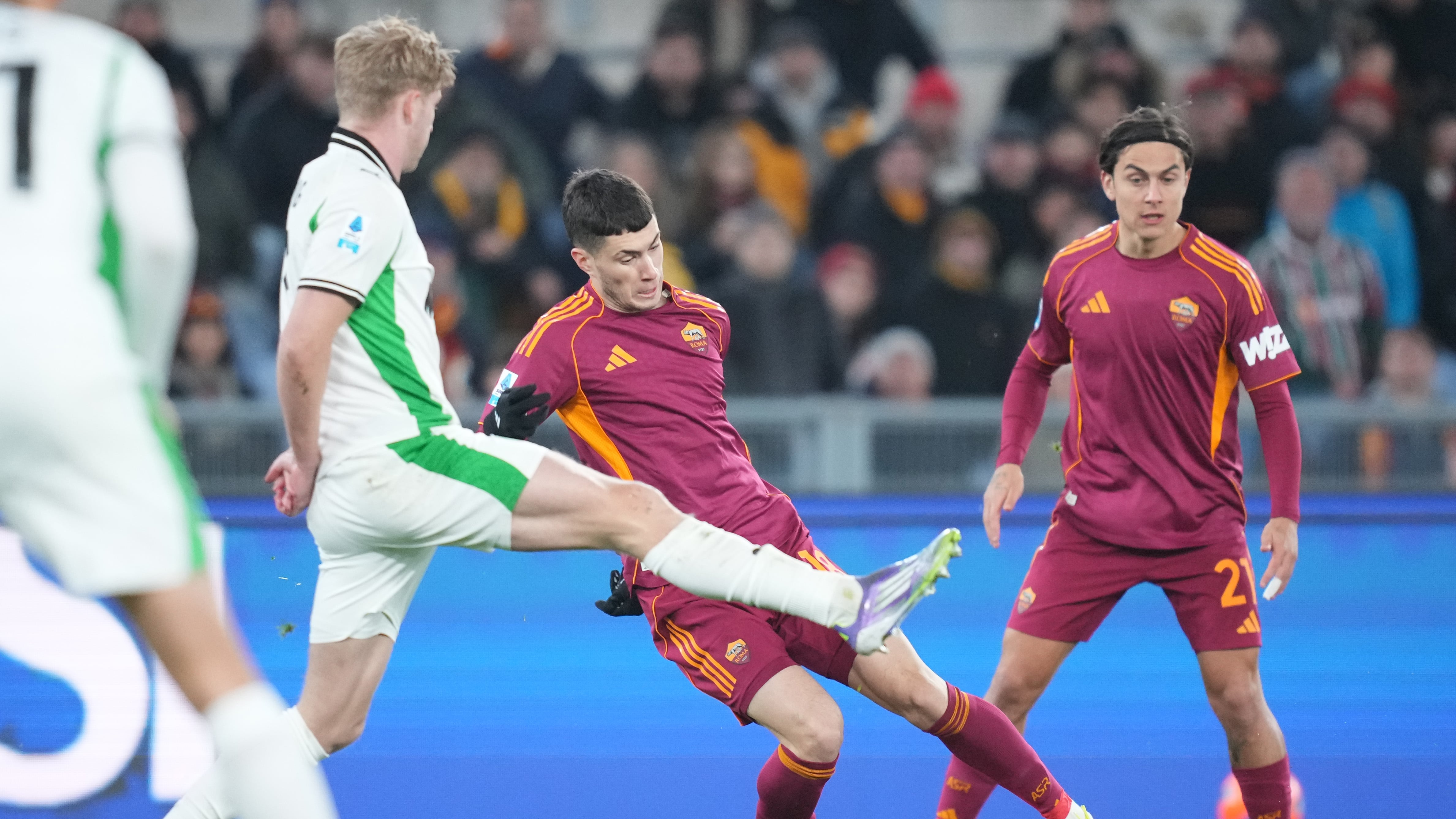 Una Roma bruttina si sveglia nel finale e affonda 2-0 il Sassuolo: in rete Koné e Soulé