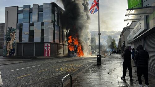 Belfast in rivolta: le immagini delle proteste anti migranti 12