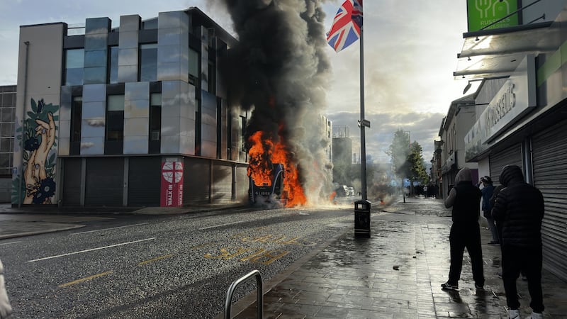 Belfast in rivolta: le immagini delle proteste anti migranti 12