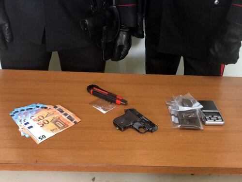 Panetti di fumo e un lanciarazzi: arrestata giovane coppia